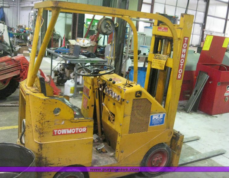 image for item 3893 Towmotor 410SG3015 forklift