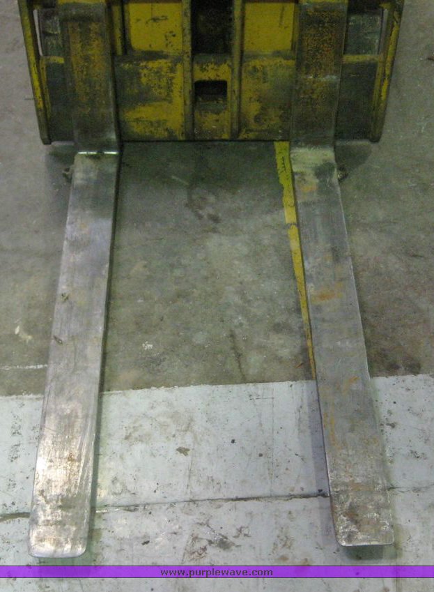 image for item 3893 Towmotor 410SG3015 forklift