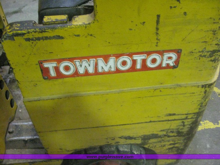 image for item 3893 Towmotor 410SG3015 forklift