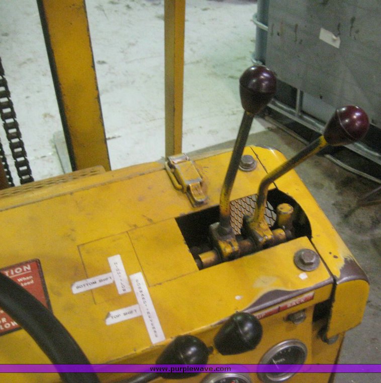 image for item 3893 Towmotor 410SG3015 forklift