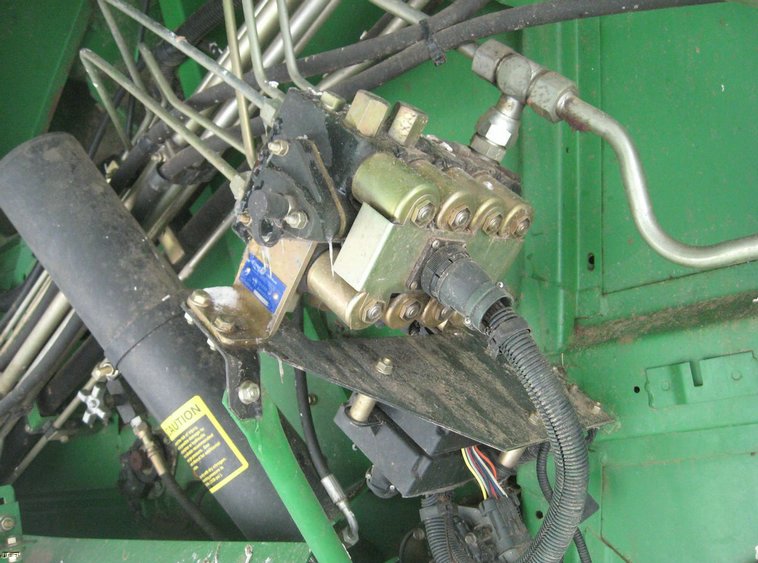 image for item 3896 1999 John Deere 9610 Maximizer combine