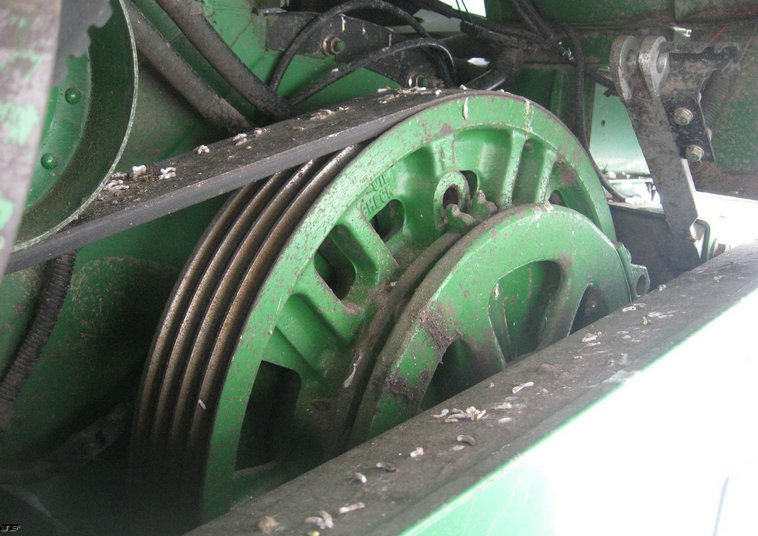 image for item 3896 1999 John Deere 9610 Maximizer combine