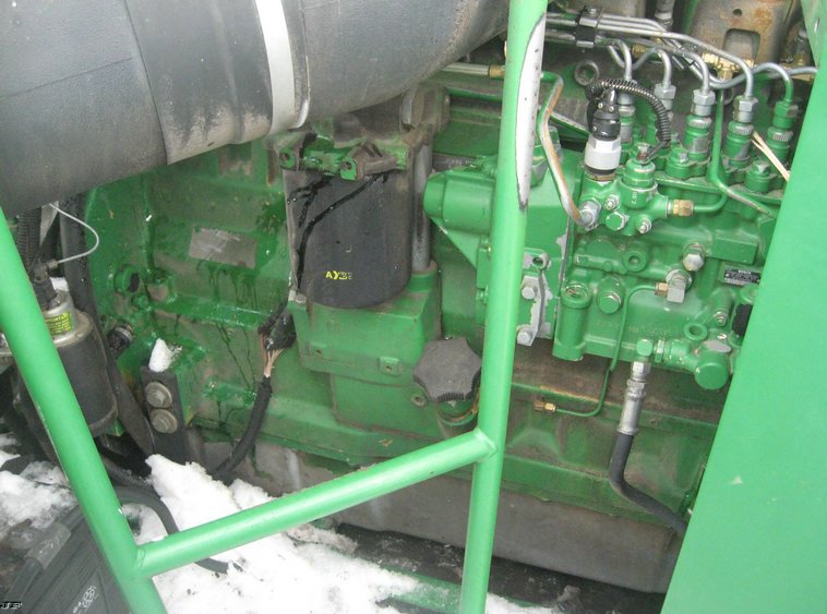 image for item 3896 1999 John Deere 9610 Maximizer combine