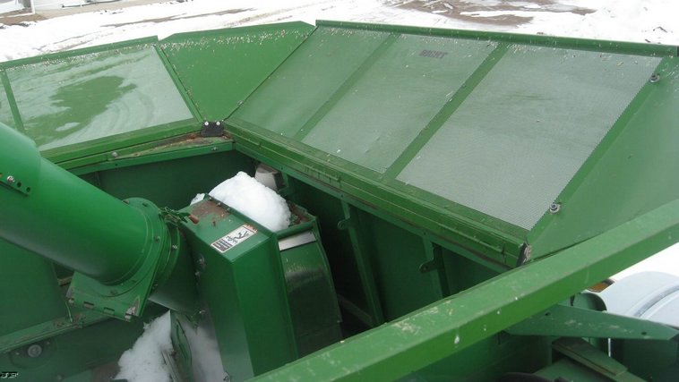 image for item 3896 1999 John Deere 9610 Maximizer combine