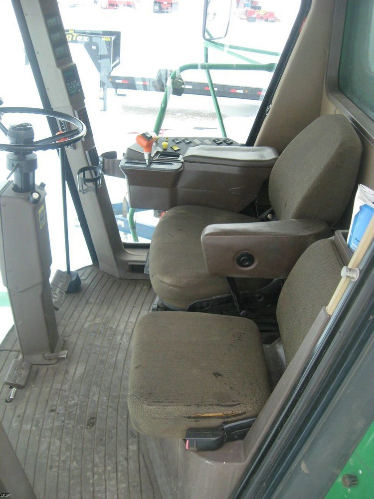 image for item 3896 1999 John Deere 9610 Maximizer combine