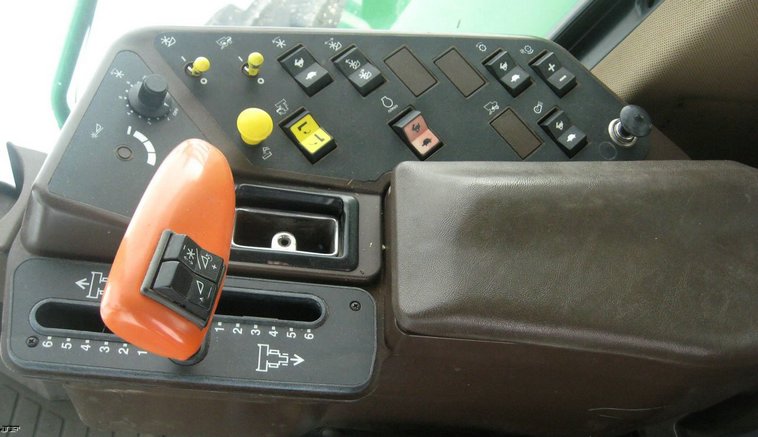 image for item 3896 1999 John Deere 9610 Maximizer combine