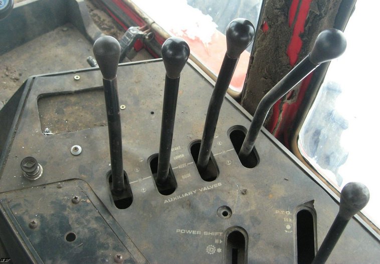 image for item 3897 1981 Massey-Ferguson 4880 4WD tractor