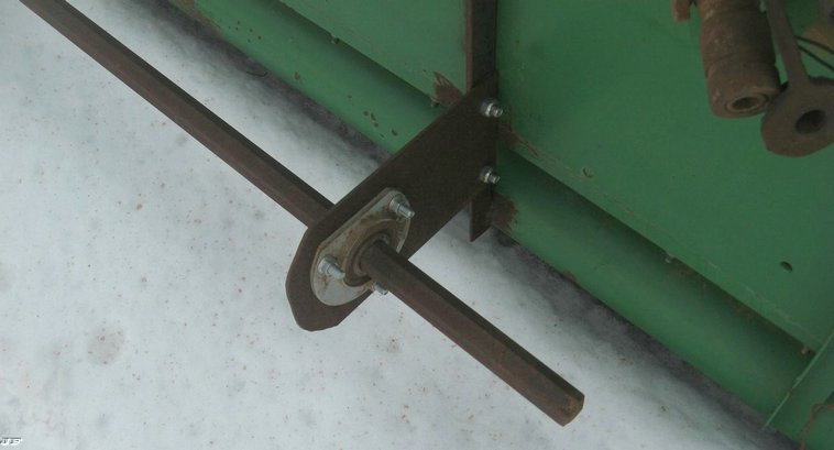 image for item 3899 1996 John Deere 925 rigid platform with finger reel