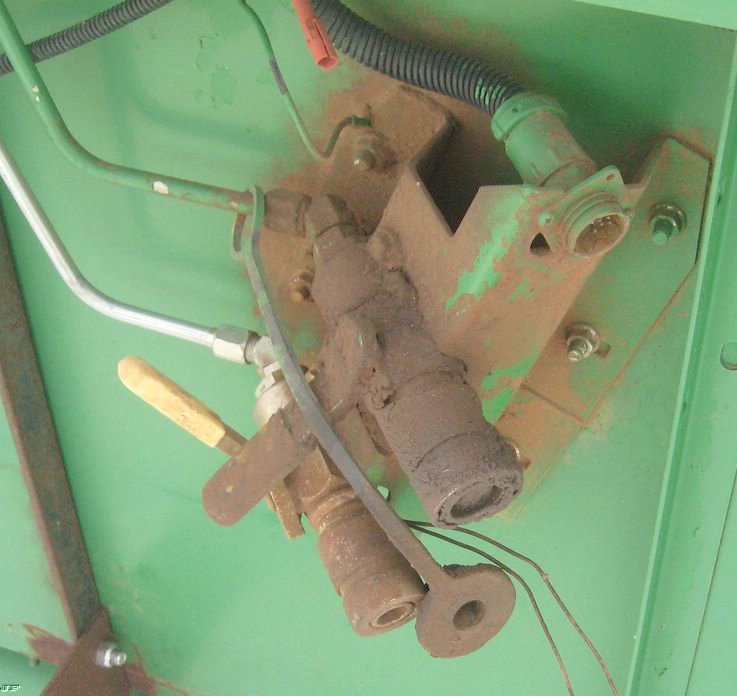 image for item 3899 1996 John Deere 925 rigid platform with finger reel