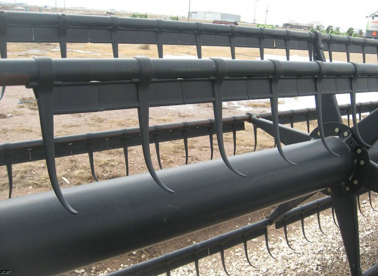 image for item 3899 1996 John Deere 925 rigid platform with finger reel