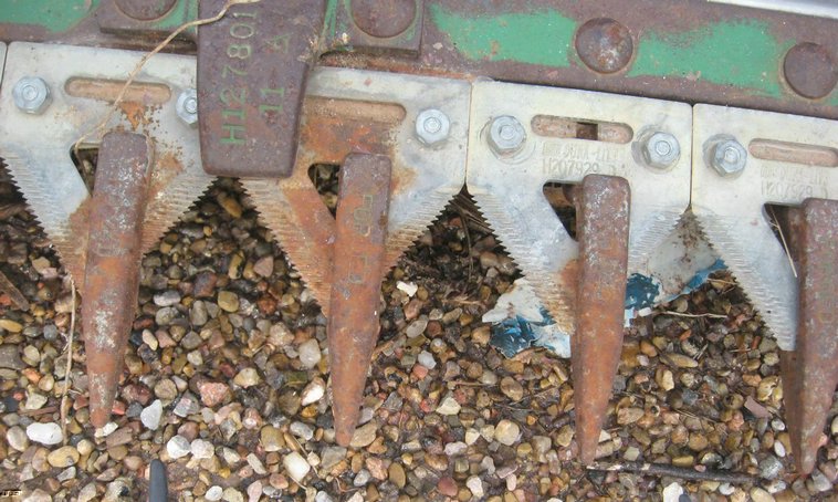 image for item 3899 1996 John Deere 925 rigid platform with finger reel