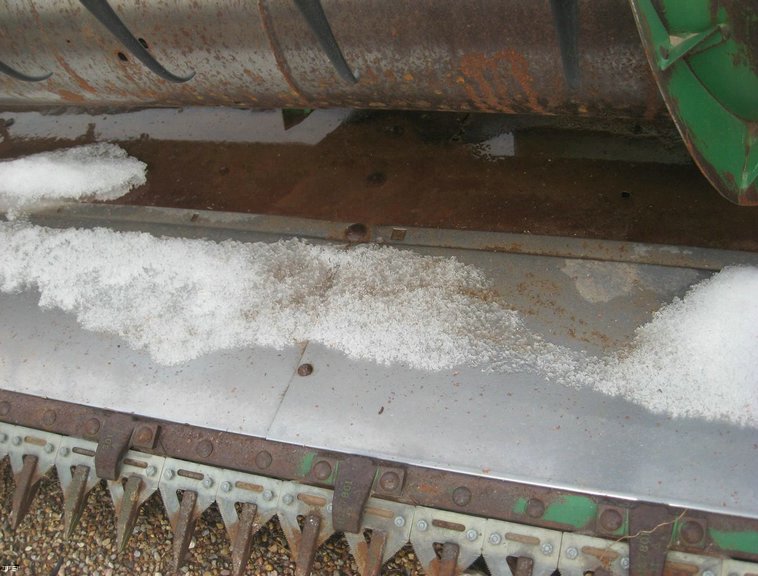 image for item 3899 1996 John Deere 925 rigid platform with finger reel