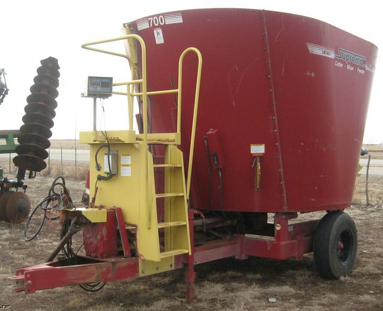 image for item 3906 Supreme 700 feed mixer