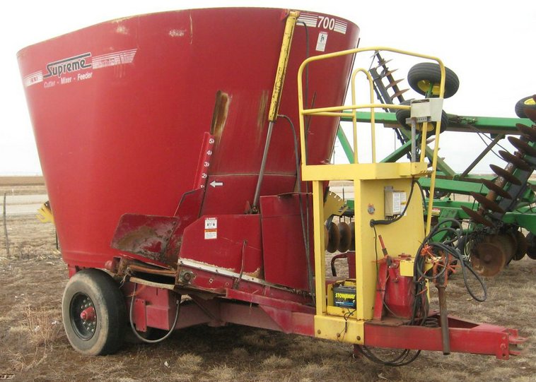 image for item 3906 Supreme 700 feed mixer
