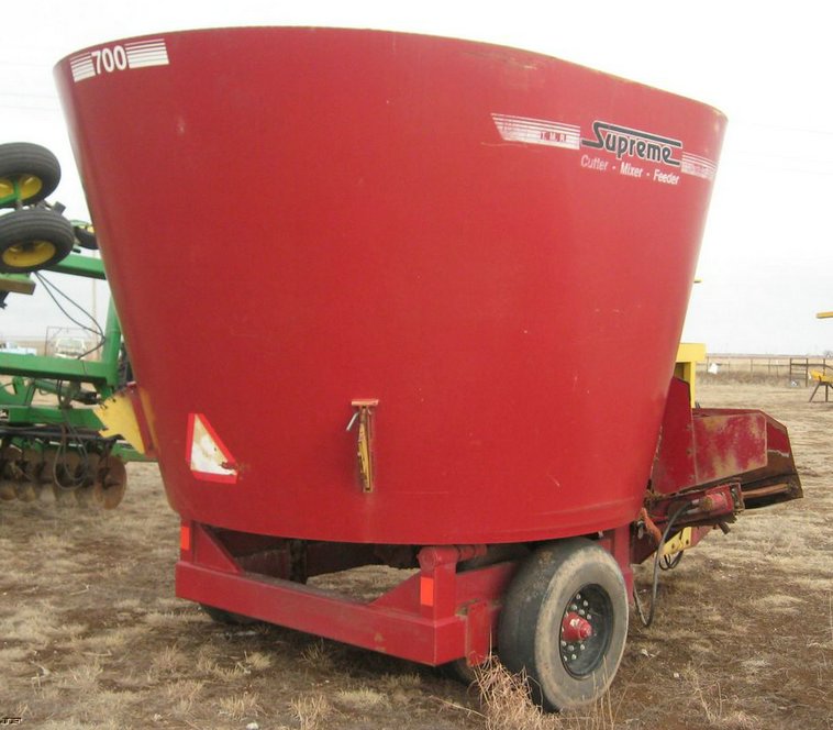 image for item 3906 Supreme 700 feed mixer
