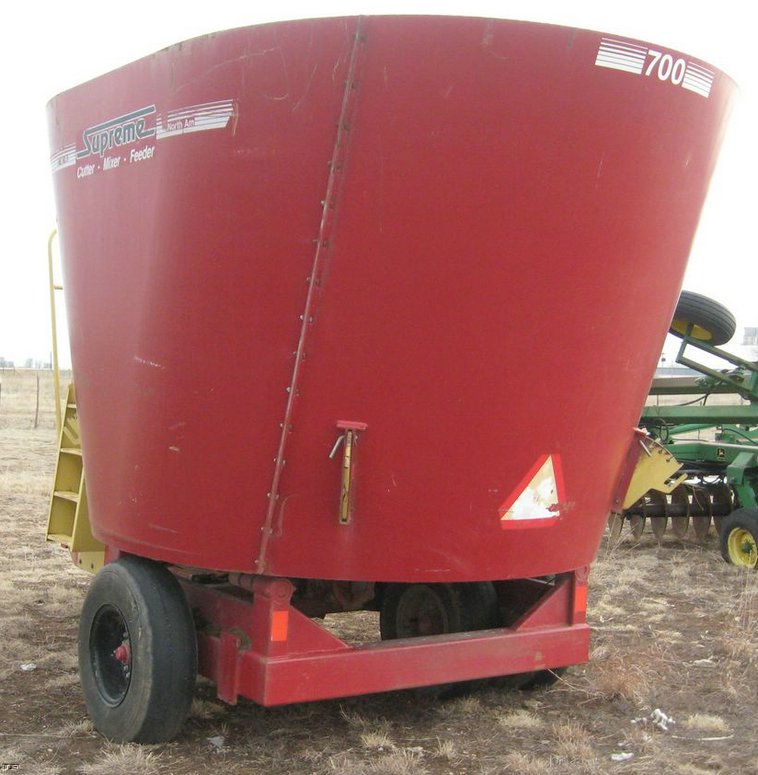 image for item 3906 Supreme 700 feed mixer