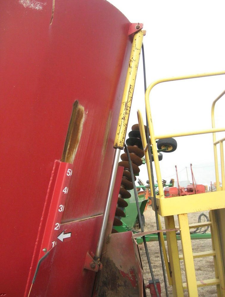 image for item 3906 Supreme 700 feed mixer