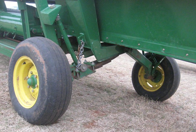 image for item 3909 2007 John Deere 936D draper platform