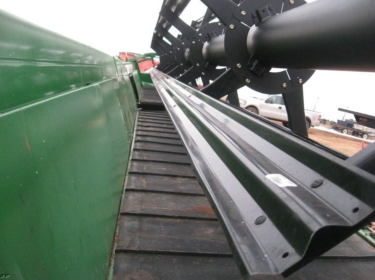 image for item 3909 2007 John Deere 936D draper platform