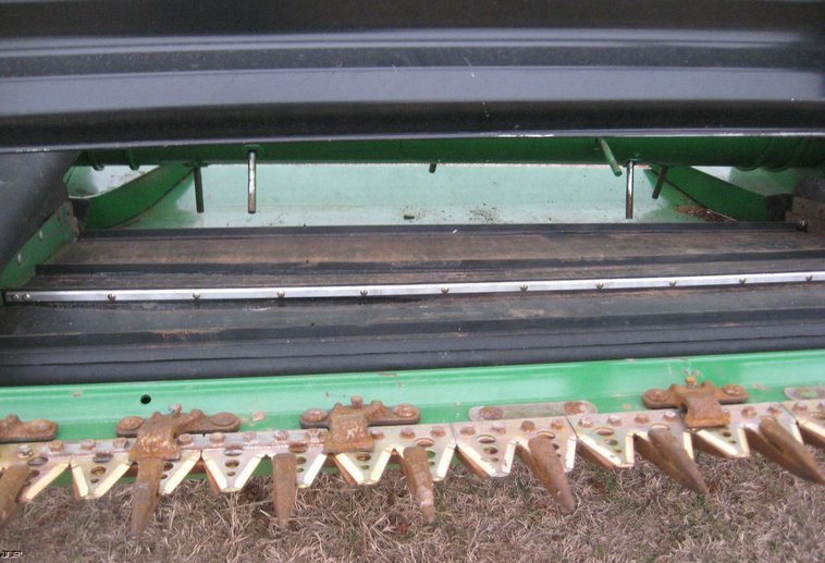 image for item 3909 2007 John Deere 936D draper platform