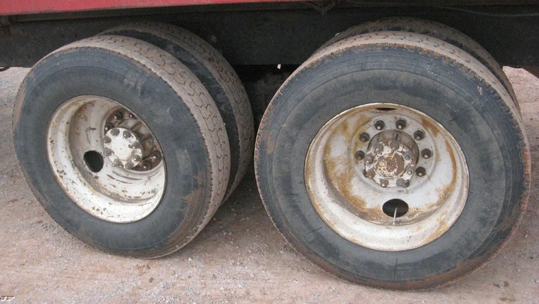 image for item 3911 1978 Ford LN9000 tandem axle truck with 22' combination bed