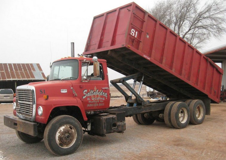 image for item 3911 1978 Ford LN9000 tandem axle truck with 22' combination bed