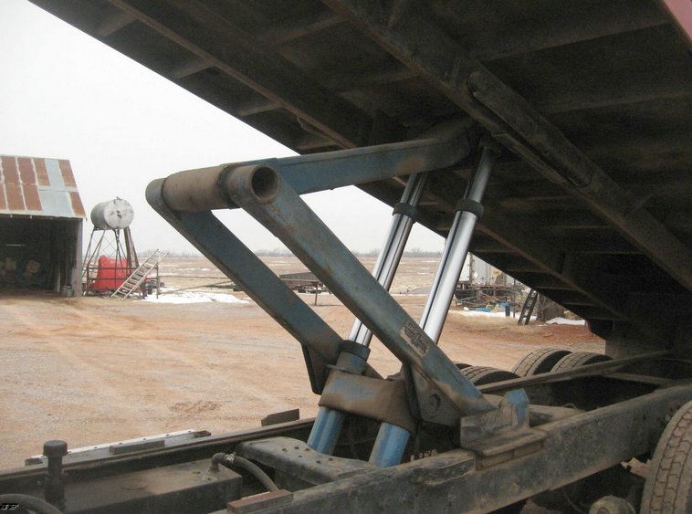 image for item 3911 1978 Ford LN9000 tandem axle truck with 22' combination bed