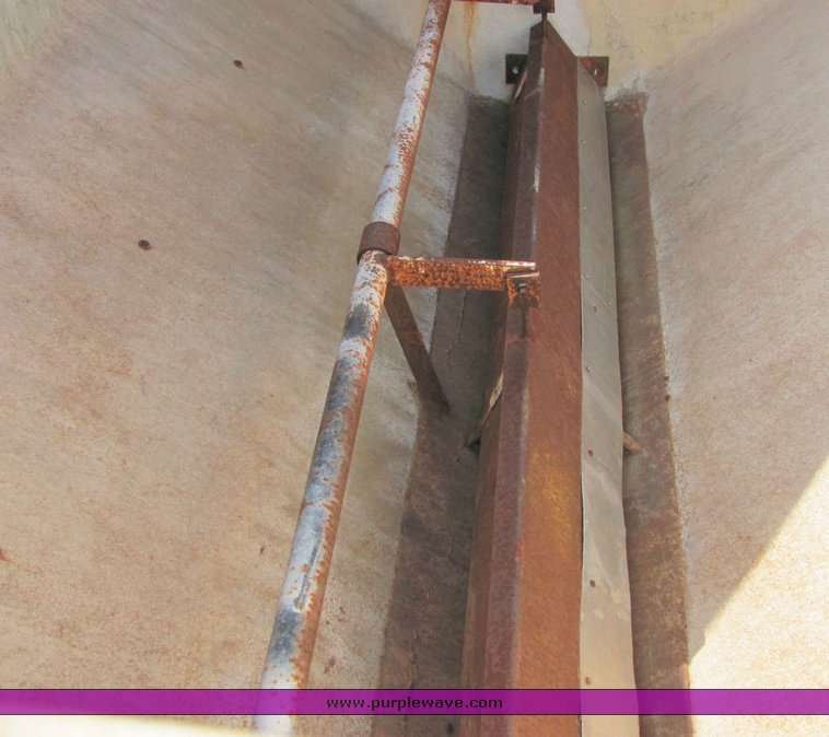 image for item 6711 Pull type seed tender/feed wagon