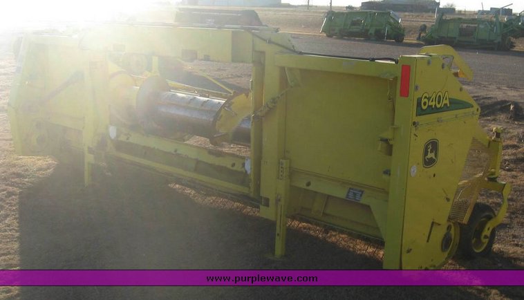 image for item 8997 2003 John Deere 640A forage pickup head