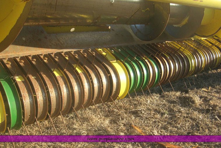 image for item 8997 2003 John Deere 640A forage pickup head