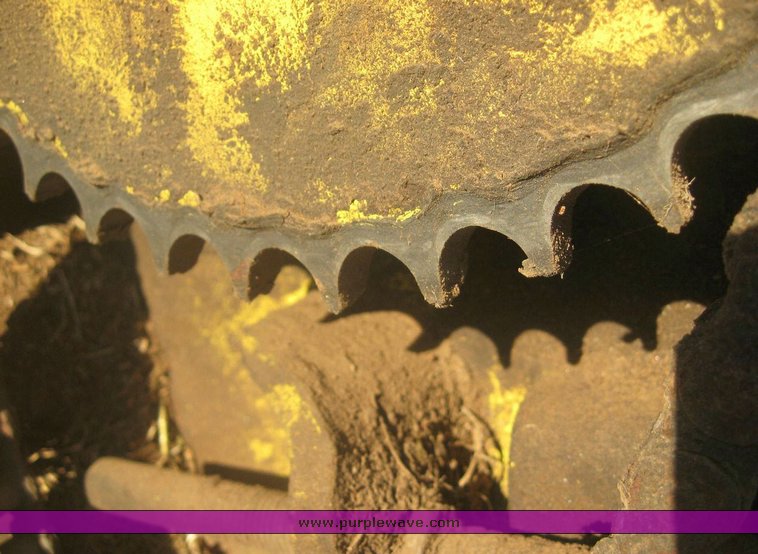 image for item 8997 2003 John Deere 640A forage pickup head