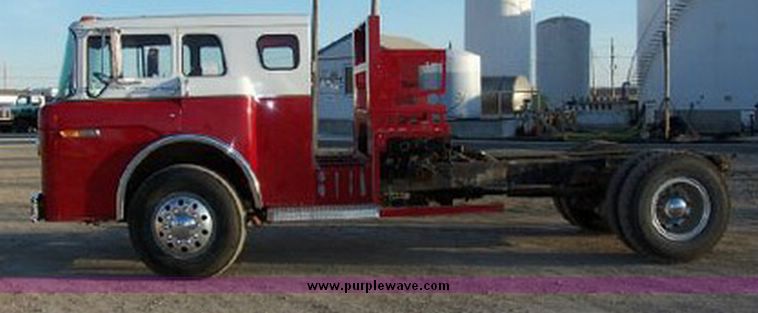 image for item 1201 1984 Ford C8000 fire truck