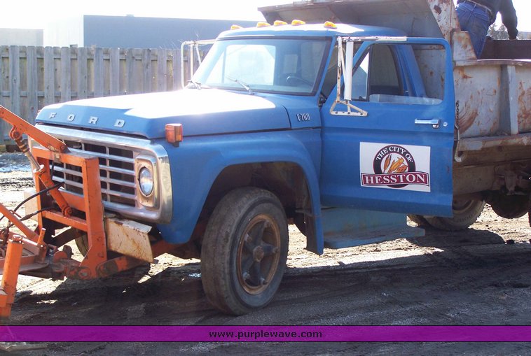 image for item 2000 1975 Ford F-700 truck