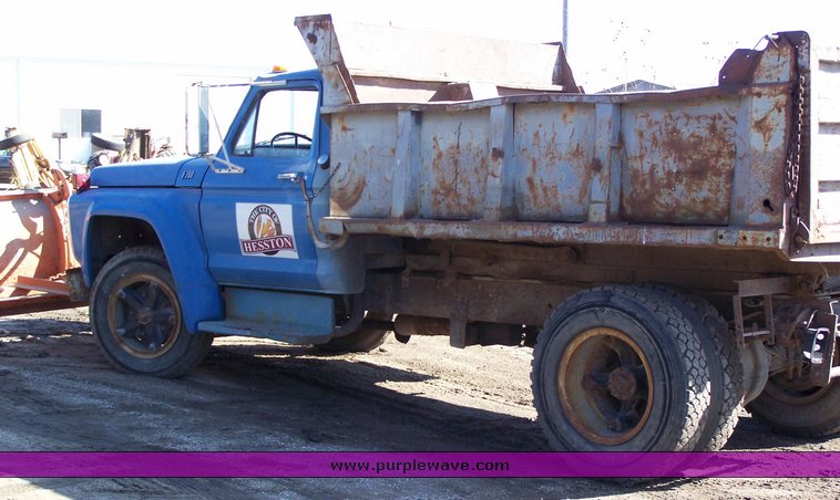 image for item 2000 1975 Ford F-700 truck