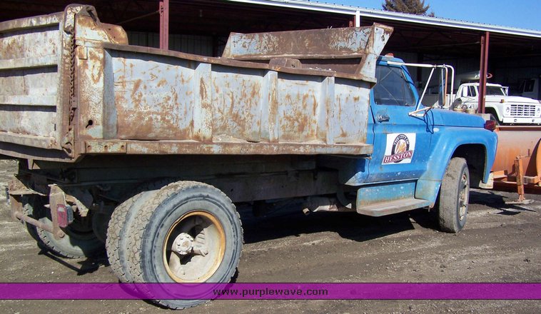image for item 2000 1975 Ford F-700 truck