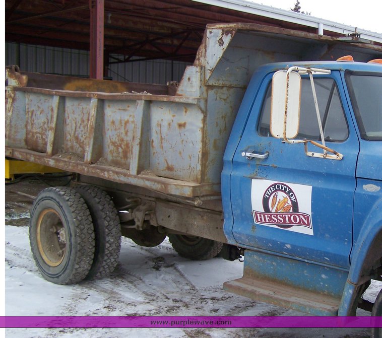 image for item 2000 1975 Ford F-700 truck