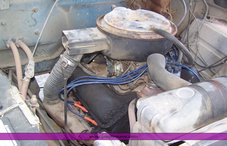 image for item 2000 1975 Ford F-700 truck