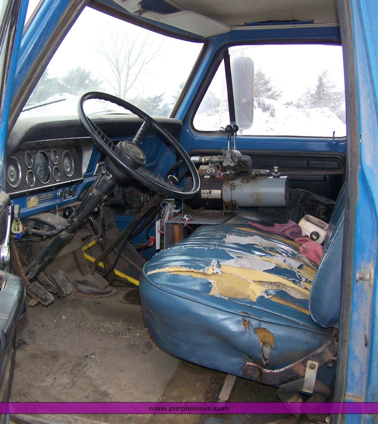 image for item 2000 1975 Ford F-700 truck