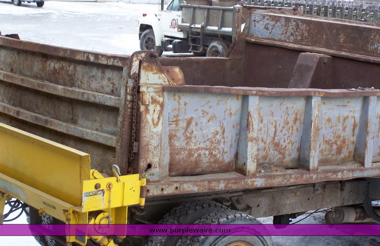 image for item 2000 1975 Ford F-700 truck