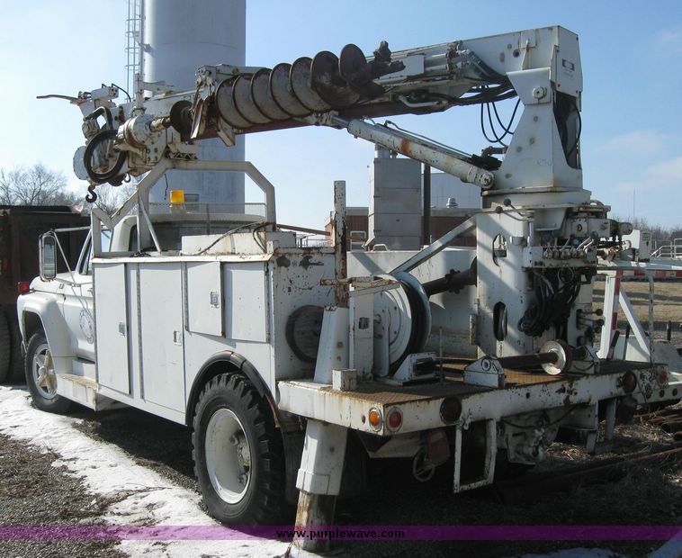 image for item 2061 1978 Ford F-700 pole digger truck