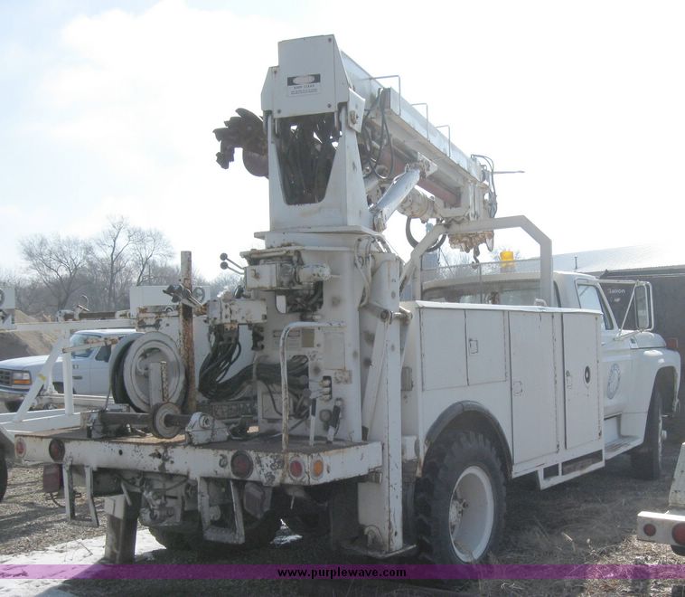 image for item 2061 1978 Ford F-700 pole digger truck