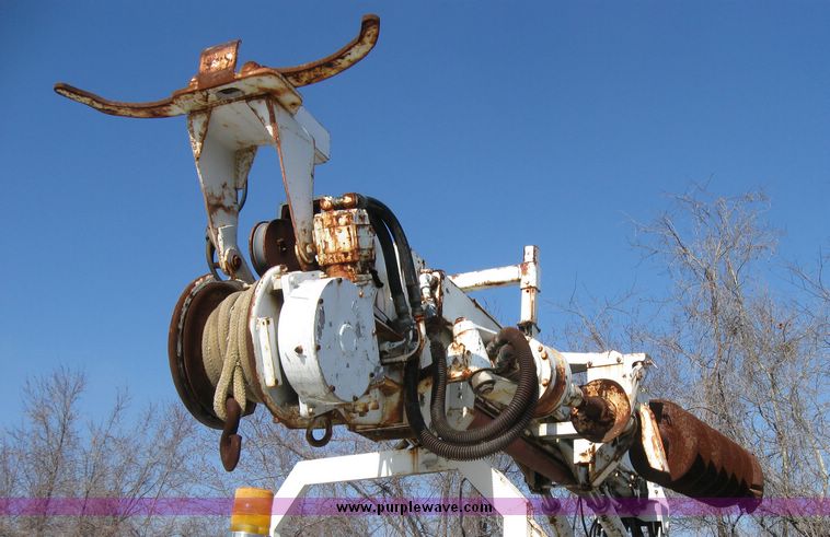 image for item 2061 1978 Ford F-700 pole digger truck