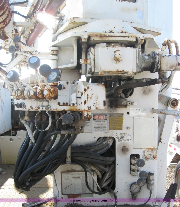 image for item 2061 1978 Ford F-700 pole digger truck