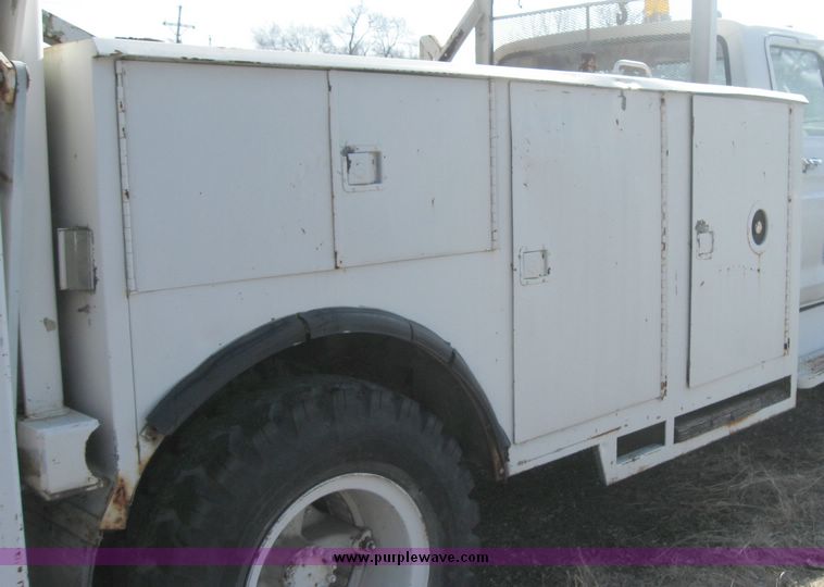 image for item 2061 1978 Ford F-700 pole digger truck