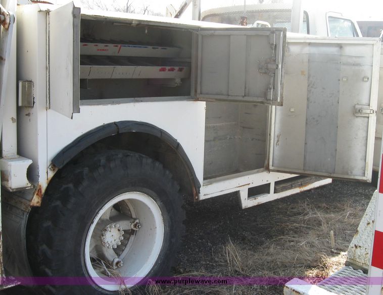 image for item 2061 1978 Ford F-700 pole digger truck