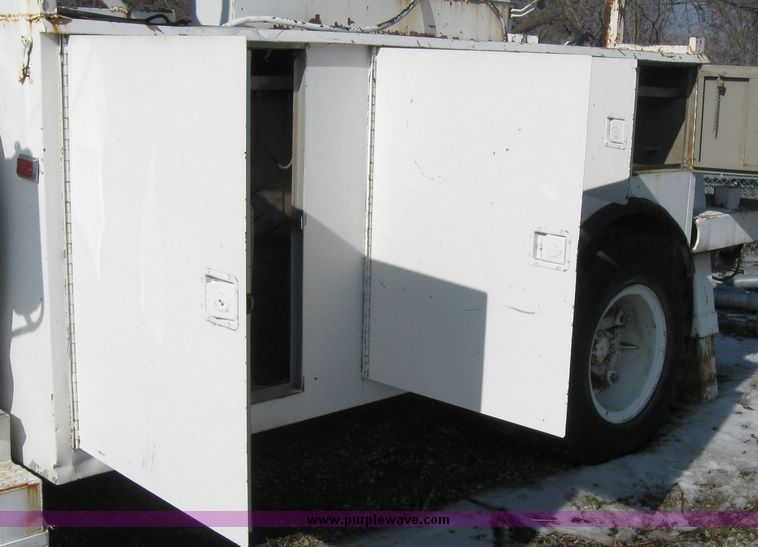 image for item 2061 1978 Ford F-700 pole digger truck