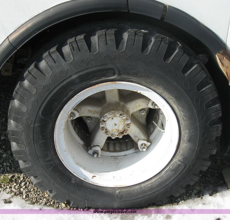 image for item 2061 1978 Ford F-700 pole digger truck