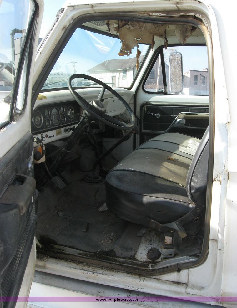 image for item 2061 1978 Ford F-700 pole digger truck