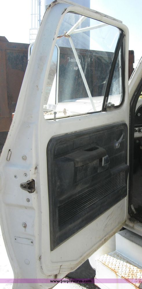 image for item 2061 1978 Ford F-700 pole digger truck