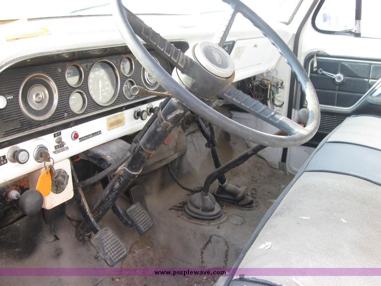 image for item 2061 1978 Ford F-700 pole digger truck